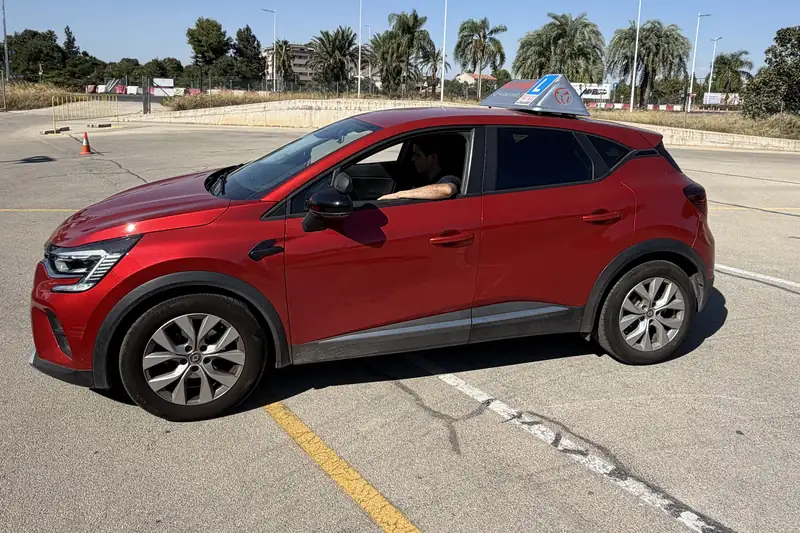 Coche de prácticas de Autoescuela Doble Mando, con el cartel de la L, en la pista de El Puntal