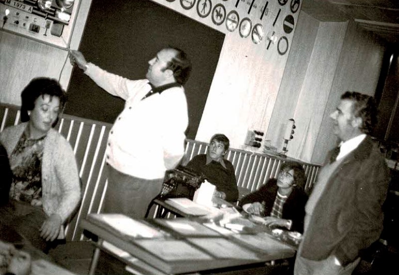 Clase teórica de Doble Mando con panel de señales de tráfico