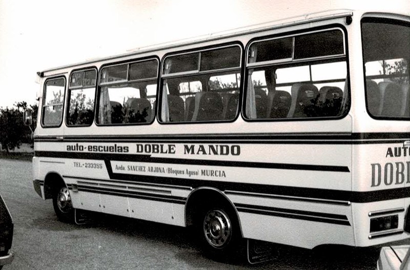 Autobús de Auto-Escuelas Doble Mando rotulado con la dirección de Murcia