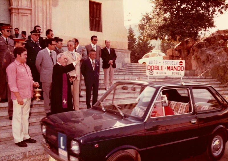 Presentación de un vehículo de Auto-Escuela Doble Mando ante autoridades locales